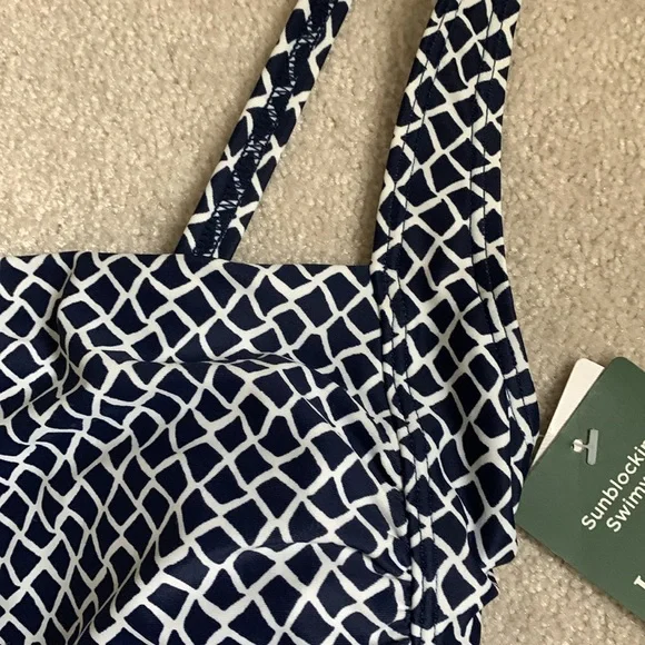 LL Bean Women’s one-piece swimsuit size 4 UPF 50+, adjustable straps, ruching - Picture 4 of 10